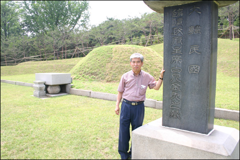 백범 묘쇼 앞에 선 박기서씨 